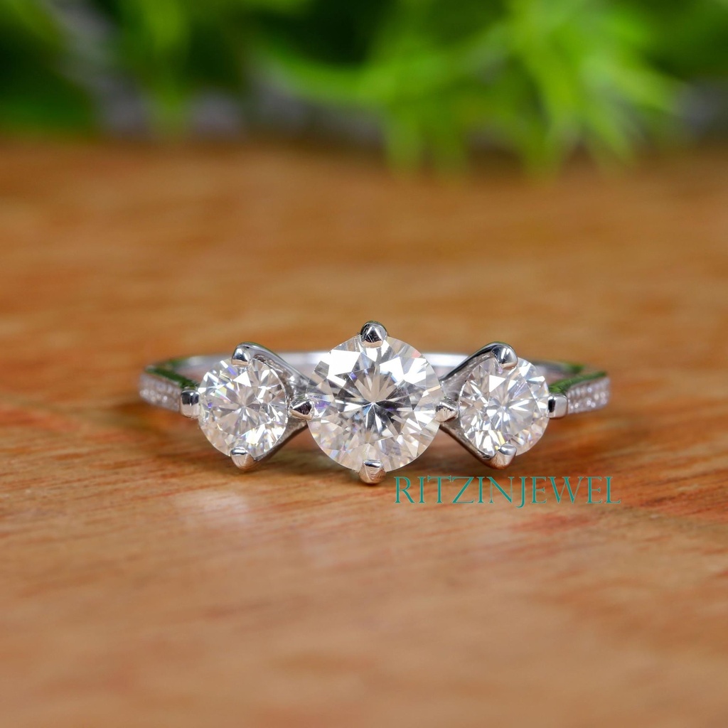 Round Cut Stone Anniversary Ring for Her