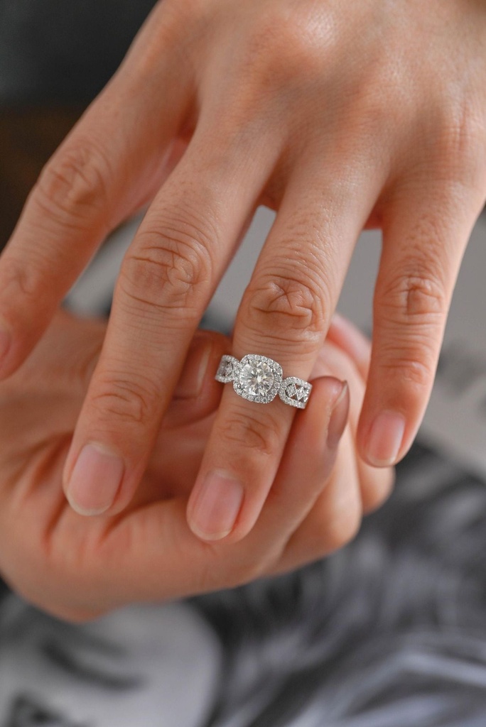 10K/14K/18K Solid Gold Dainty Round Moissanite Engagement Ring/Unique Halo &amp; Pave Flower Promise Ring/Anniversary Gift/Birthday Gift for Her