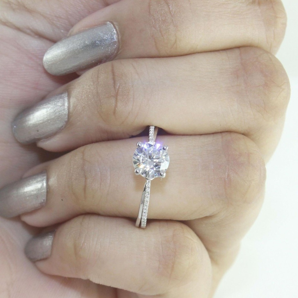 Round Diamond Engagement Ring for Women