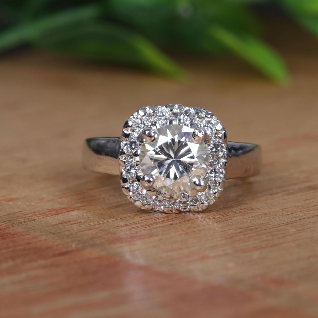 Round Diamond Halo Engagement Ring for Women