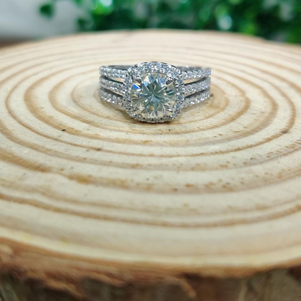 Round Diamond Halo Engagement Ring for Women