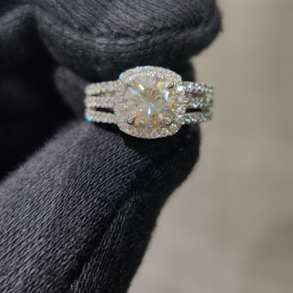 Round Diamond Halo Engagement Ring for Women