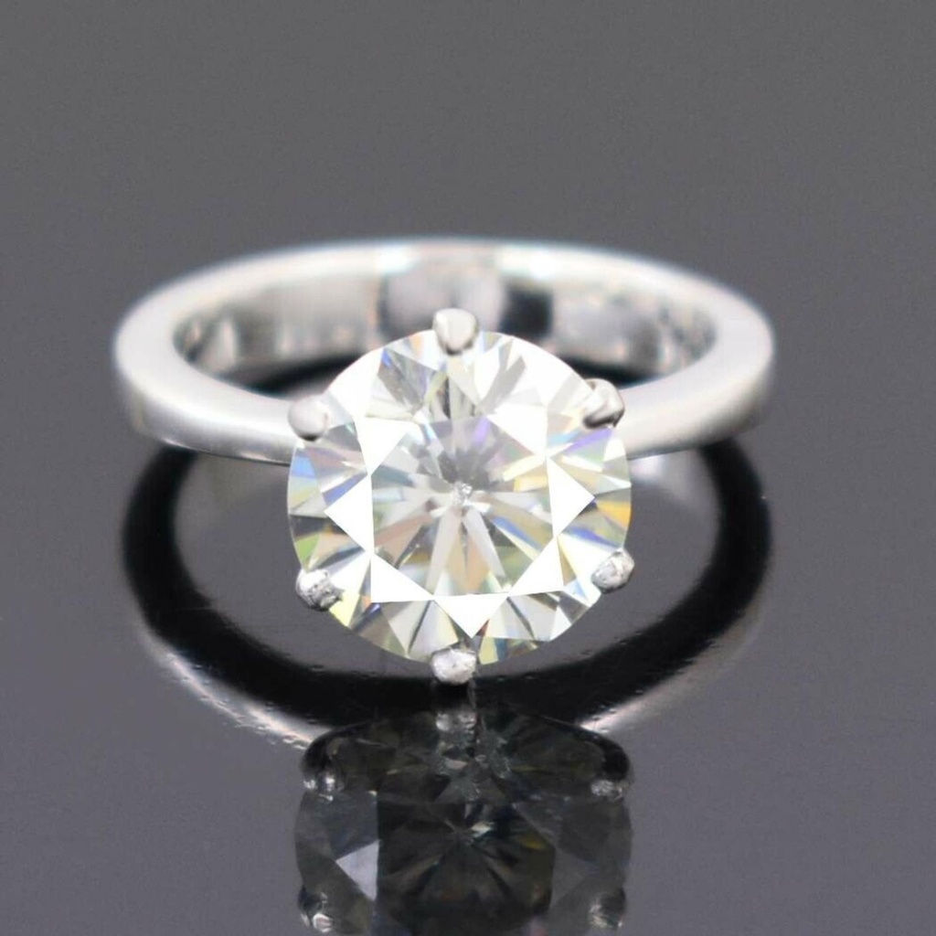 Round Cut Diamond Solitaire Engagement Ring For Women