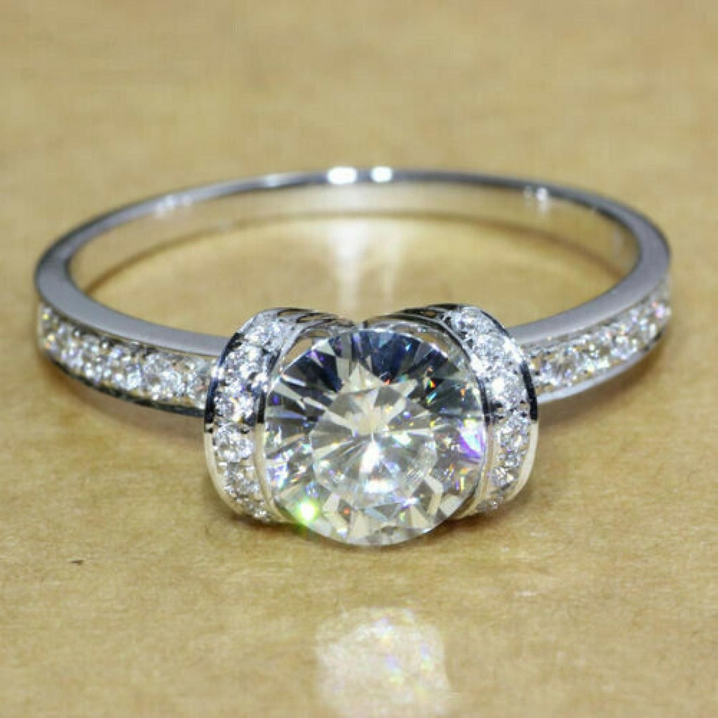 Round Cut Diamond Unique Style Engagement Ring for Women