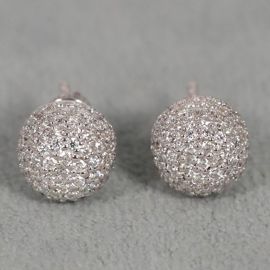 Unique And Luxury 14 kt White Gold Diamond Earring For Women with VVS clarity diamonds