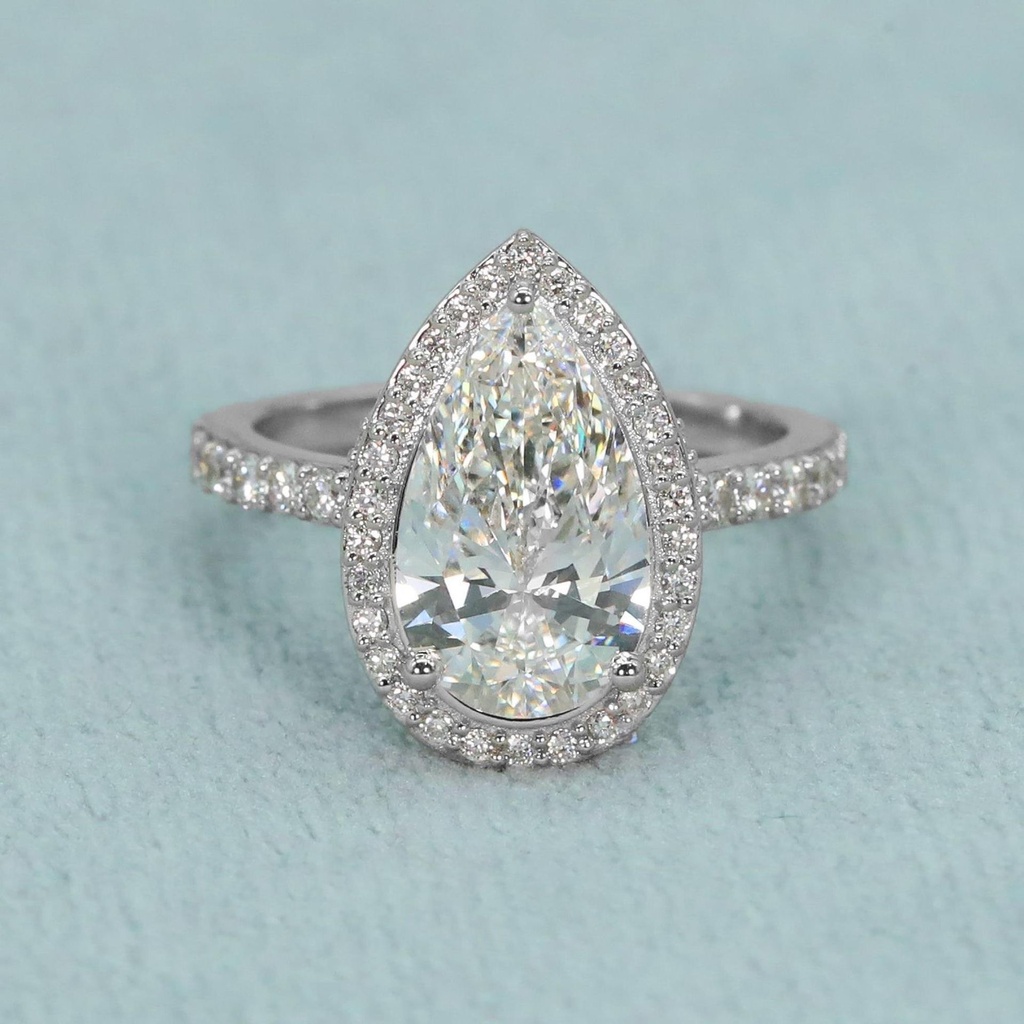 Surprise her with our 14kt white gold pear cut labgrown diamond engagement ring a gift of exquisite beauty with VVS clarity