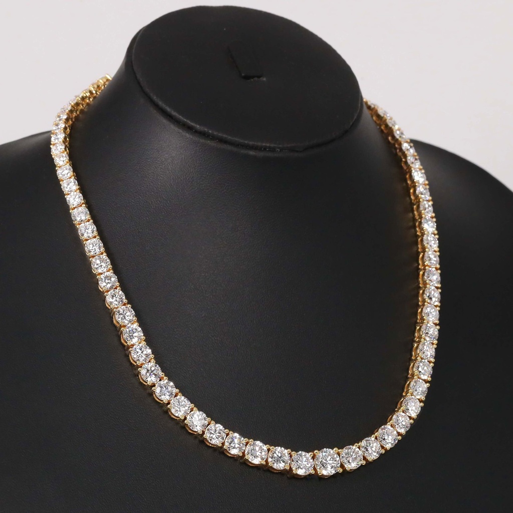 Capture attention with this stunning 14 kt yellow gold necklace in lab grown diamonds for women
