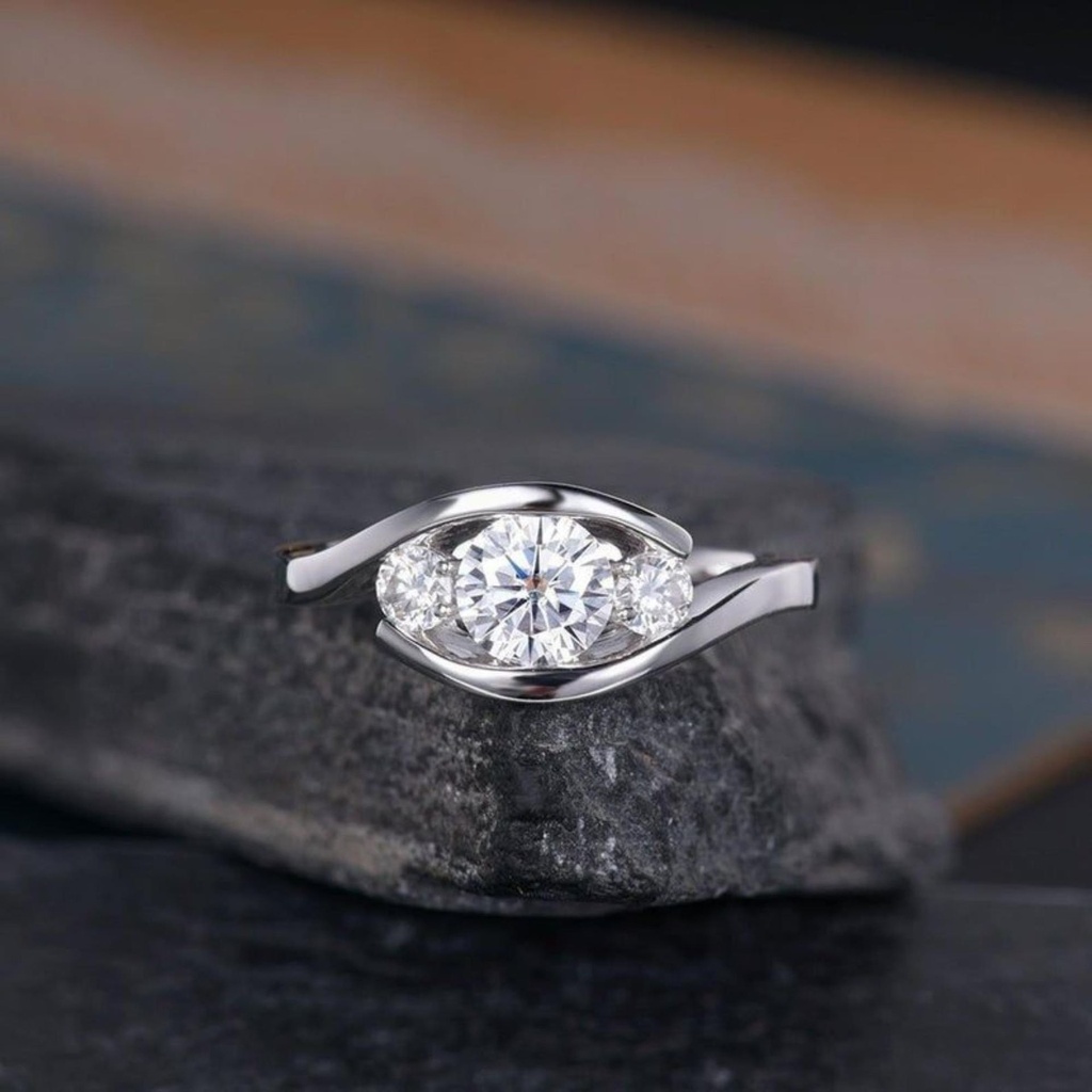 Round Cut Diamond Three Stone Bypass Twisted Engagement Ring for Women