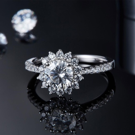Round Cut Diamond Halo Engagement Ring for Women